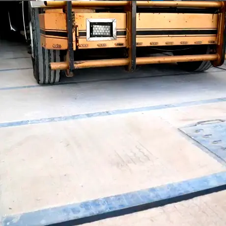 Plataforma de rodamiento en acero y concreto para bascula de camiones sobre piso con rampas